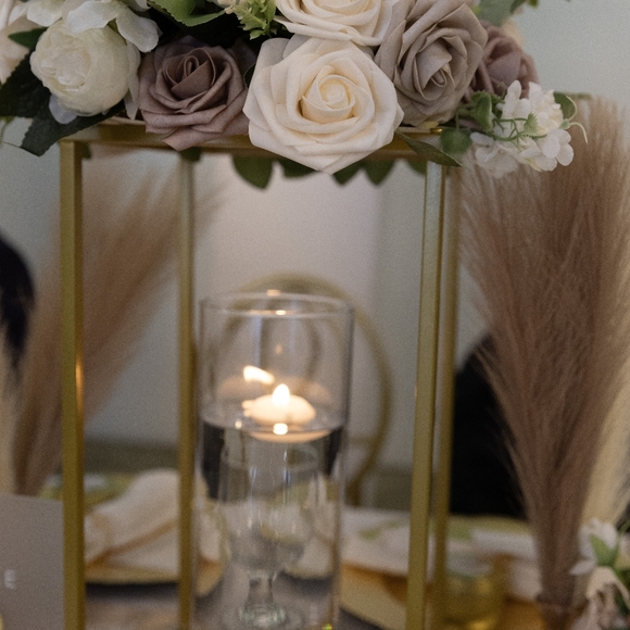 Wedding or party decor quare vases and realistic looking flowers - Picture 3 of 4